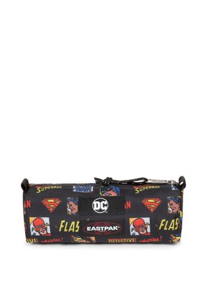 Pencil case with black fabric, featuring comic book character prints including Superman and Flash. Includes logos of DC and Eastpak.