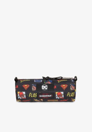 Trousse en tissu noir, ornée d'impressions de personnages de bandes dessinées, y compris Superman et Flash. Comprend les logos de DC et Eastpak.