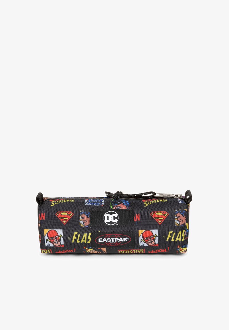 Penaali mustasta kankaasta, jossa on sarjakuvahahmojen printsit, mukaan lukien Superman ja Flash. Sisältää DC- ja Eastpak-logot.