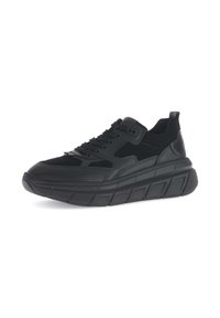Zwarte sneaker met een bovenwerk van gemengde materialen, waaronder leer en suède, een dikke gestructureerde zool, ronde neus en veters.