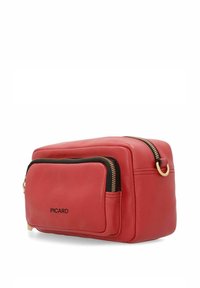 Borsa in pelle rossa di forma rettangolare, con accessori in oro, una tasca frontale e chiusura a doppio zip. Superficie testurizzata con dettagli di cucitura.