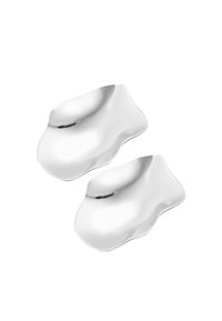 Två släta, metalliska silverfärgade bitar med en organisk form, som har böjda ytor och subtila reflexer, designade för att passa ihop.