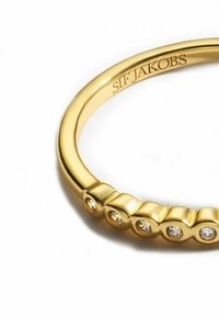 Guld ring med en slät, rundad design och en vriden textur samt fem inlagda klara ädelstenar längs ena sidan. Gravyr synlig på insidan.