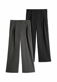 Zwei Paar weit geschnittene, plissierte Hosen in Dunkelgrau und Schwarz, jeweils mit Gürtelschlaufen, seitlichen Taschen und einem Knopfverschluss vorne.