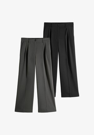 Due paia di pantaloni larghi a pieghe in grigio scuro e nero, ciascuno con passanti per la cintura, tasche laterali e chiusura frontale con bottone.