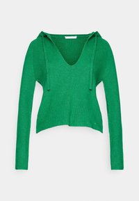 Pull vert en tricot à manches longues avec col en V, capuche attachée, cordons et ourlet côtelé, présenté sur fond blanc.