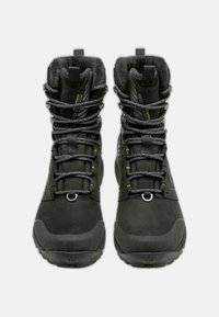 Botas de senderismo negras con textura suave, que cuentan con soporte alto para el tobillo, cordones gruesos, ojales metálicos y detalles reflectantes.