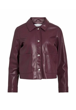 Veste en cuir bordeaux avec un col, des boutons à l'avant et deux grandes poches. Texture lisse et coupe ajustée avec des manches longues.