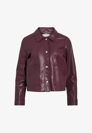 Bordo odinė striukė su apykakle, priekyje esančiais mygtukais ir dviem didelėmis kišenėmis. Lygus paviršius ir prigludęs dizainas su ilgomis rankovėmis.