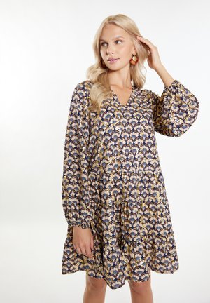 Rochie cu imprimeu floral, cu decolteu în V, mâneci lungi tip balon și tiv în straturi. Prezintă culori bleumarin, crem și auriu într-o țesătură ușoară.
