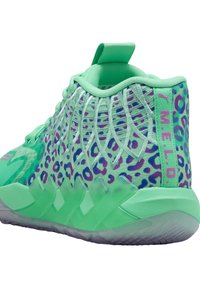 Scarpa sportiva verde menta con tomaia testurizzata e stampa leopardata viola e nera. Dettagli di design ritagliati e suola traslucida.