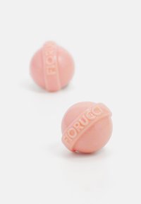 Rosa, sfæriske øreringer med en glat overflade og præget "Fiorucci" branding på et vandret bånd. To stykker vist, minimalistisk design.