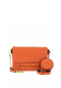Sac en bandoulière en cuir orange avec des accents en or, détail de sangle à l'avant et porte-monnaie rond détachable. Fini texturé sur l'ensemble.