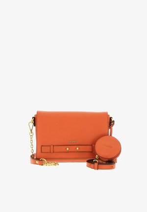 Sac en bandoulière en cuir orange avec des accents en or, détail de sangle à l'avant et porte-monnaie rond détachable. Fini texturé sur l'ensemble.