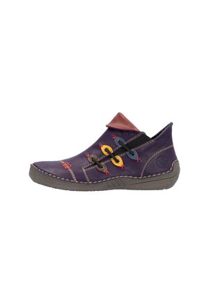 Paarse leren schoen met een bruine leren kraag, kleurrijke veters (rood, geel, blauw) en contrasterende stiksels; rubberen zool met een gestructureerde grip.