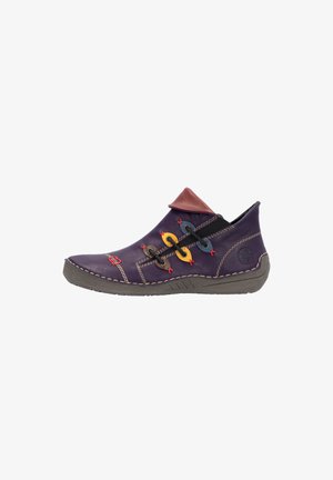 Chaussure en cuir violet avec un col en cuir marron, lacets colorés (rouge, jaune, bleu) et coutures contrastantes ; semelle en caoutchouc avec une texture antidérapante.