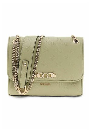 Sac à main Guess en cuir vert clair avec motif de logo embossé, bandoulière chaîne en or et fermoir décoratif en or sur le rabat avant.