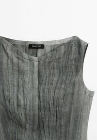 Grau linienloses ärmelloses Kleid mit V-Ausschnitt, plissierter Textur und einem verdeckten Knopfverschluss auf der Vorderseite. Das Etikett trägt die Aufschrift "Massimo Dutti."