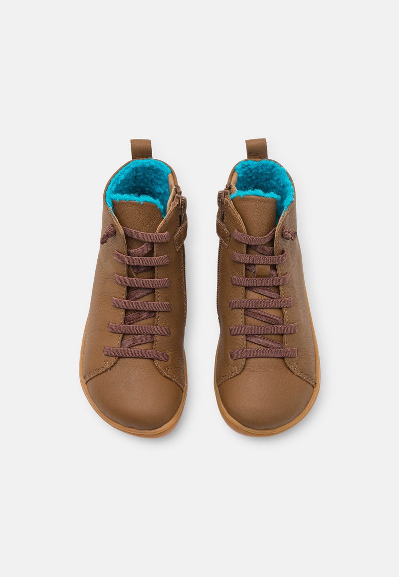 Zapatos de cuero de caña alta marrón con cordones marrones, superficie texturizada y forro de forro polar turquesa. Cierre lateral con cremallera para un fácil acceso.