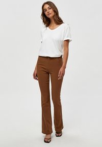 Minus MICARMA FLARED PANTS - Püksid - walnut brown