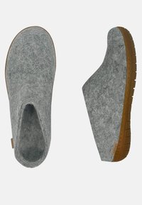 Grå klipklapper med en fleksibel gummisål, der har en glat overflade og åben topdesign. Sidebranding er synlig nær bunden.
