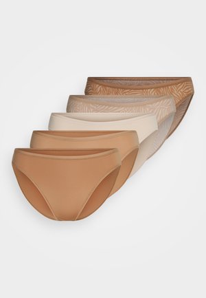 Cinq paires de culottes sans coutures dans différentes nuances de nude, présentant des textures lisses et un mélange de designs unis et à motif.