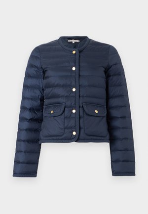 Tengerészkék steppelt dzseki hosszú ujjakkal, kerek nyakkal, arany patentgombokkal az elején, valamint két elülső zsebfedéllel, fonott díszítéssel.