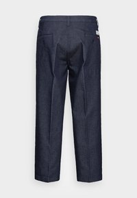 Pantalons en denim foncé avec une coupe décontractée, jambes droites, deux poches arrière et une étiquette à la taille. Texture lisse et design classique.
