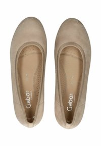 Ballerine in suede beige con punta tonda, caratterizzate da un bordo cucito, un interno morbido e una soletta forata per la traspirabilità.