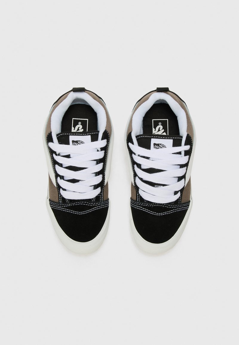 Vans KNU SKOOL UNISEX Skateschoenen tone black/bungee/zwart