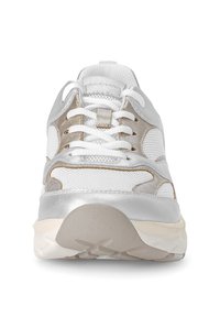 Witte sneaker met zilveren accenten, bovenwerk van mesh en synthetisch materiaal, ronde neus, veters, gevoerde tong en gestreepte crèmekleurige zool.