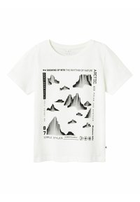 Camiseta de algodón blanca con un gráfico de montaña dibujada en negro y texto. Mangas cortas, cuello redondo, con un ajuste holgado.