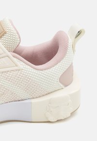 adidas Performance STAR WARS RUNNER KIDS UNISEX - Gyaloglócipő - off white/sandy pink/wonder beige
