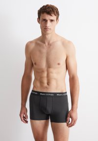 Schwarze Baumwollboxershorts mit einem weichen Bund, der das "Marc O'Polo"-Logo trägt. Die glatte Textur und das angepasste Design erhöhen den Komfort.