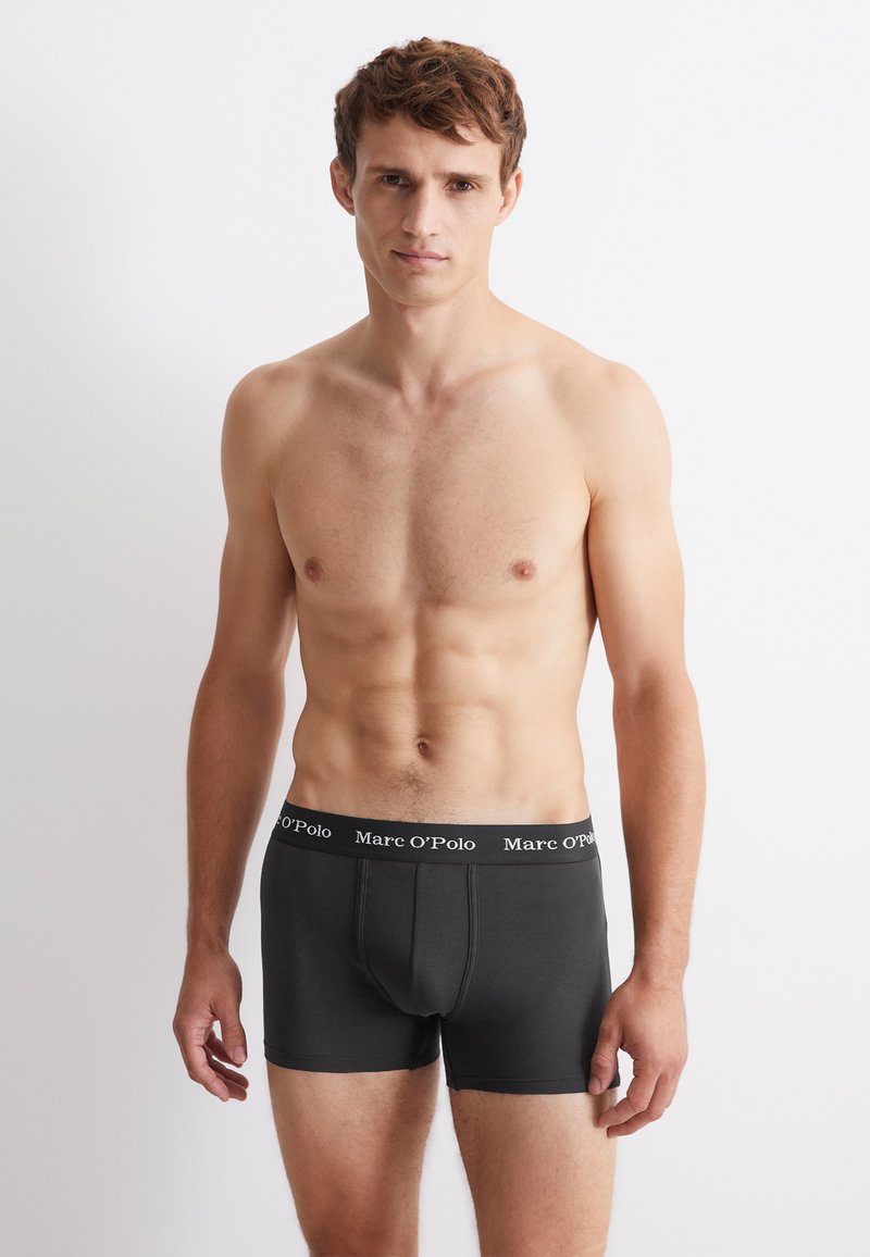 Schwarze Baumwollboxershorts mit einem weichen Bund, der das "Marc O'Polo"-Logo trägt. Die glatte Textur und das angepasste Design erhöhen den Komfort.