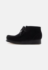 WALLABEE - Sapatos casuais com atacadores - black