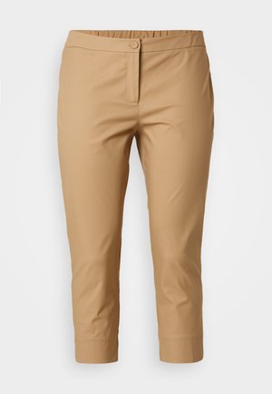 Pantalones recortados beige con una textura suave, que cuentan con un cierre frontal de botón y una cintura elástica para mayor comodidad y facilidad de uso.
