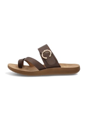 Sandalia tipo slide de cuero marrón con lazo para el dedo, hebilla circular dorada en la correa superior y suela acolchada sobre fondo blanco.