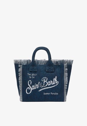 Borsa tote in tessuto blu con manici corti, rifinitura bianca testurizzata e testo "The place to be Saint Barth Summer Paradise" sul davanti.