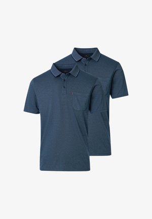 To mørkeblå polo t-shirts med korte ærmer, kraver, tre-knaps åbning og en brystlomme på venstre side af fronten.