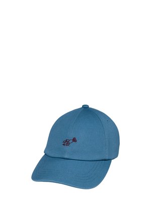 Blaues Baseball-Cap mit gebogenem Schirm und kleinem dunkelrotem gesticktem Logo vorne in der Mitte.