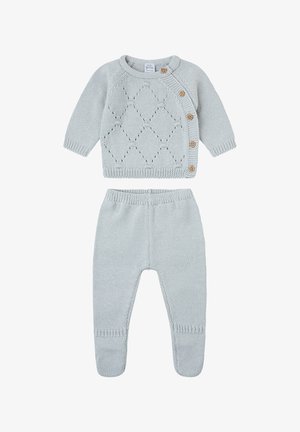 Conjunto de bebé tejido en gris claro que incluye un suéter de manga larga con patrón de diamantes y botones diagonales, combinado con pantalones con pie a juego.