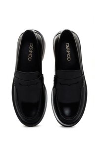 Mocasines de cuero negro con un acabado suave, que cuentan con una correa decorativa y un patrón de ondas. Plantilla acolchada y diseño de punta redondeada.
