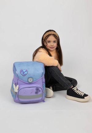 Lila und hellblauer Rucksack mit floralen Mustern, einem Herz-Patch, Reißverschluss-Akzenten und einer Fronttasche. Glatte Textur mit verstellbaren Trägern.