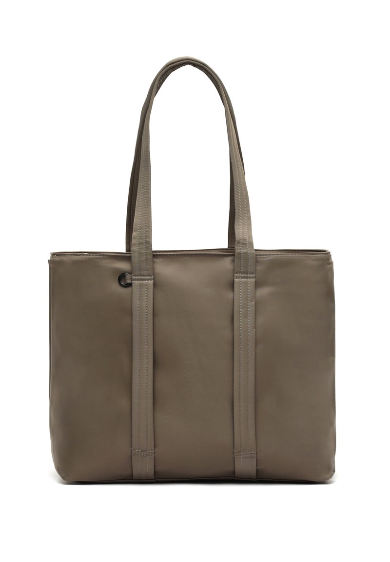 Sac fourre-tout rectangulaire taupe avec des double sangles d'épaule et des coutures visibles, se tenant debout sur un fond blanc.