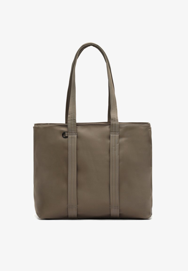 Prostokątna torebka w kolorze taupe z podwójnymi ramiączkami i widocznym szwem, stojąca pionowo na białym tle.