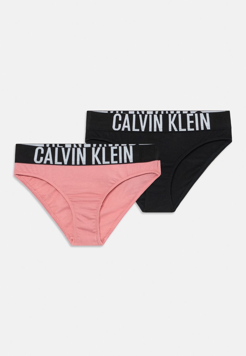 Két női bikini alsó, az egyik rózsaszín, a másik fekete, mindkettő fekete elasztikus derékkal, melyeken nagy fehér "CALVIN KLEIN" felirat látható.