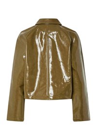 Mirdzoša olīvzaļā m�ākslīgā ādas jaka, garas piedurknes, apkakle, redzama aizmugurējā šuve, brīvs piegriezums, īsa garuma.
