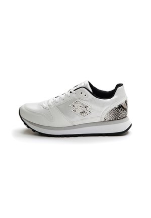 Trainers - white