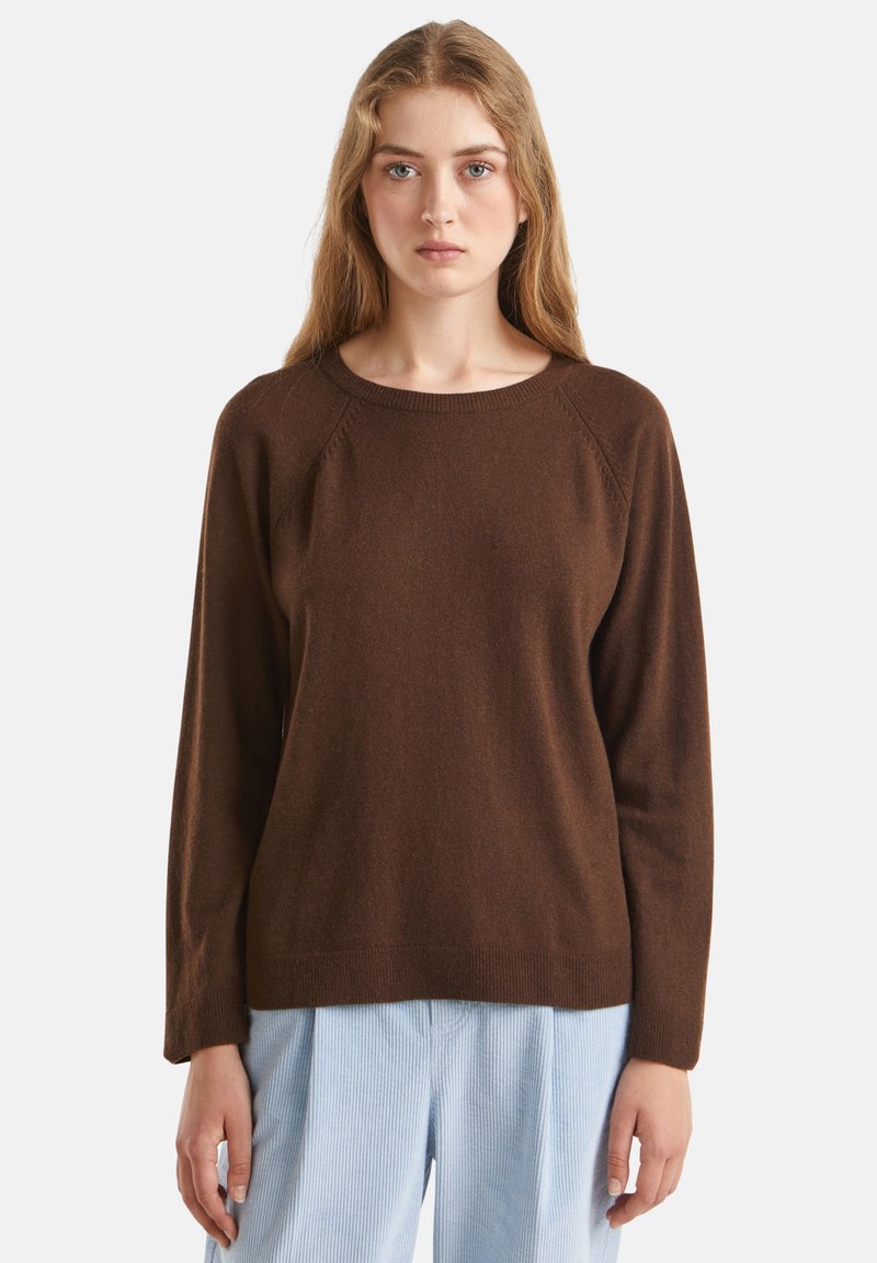 Maglione a maglia marrone con maniche lunghe, collo rotondo a costine e vestibilità comoda, esposto su uno sfondo bianco uniforme.